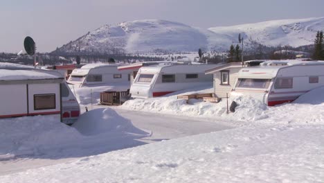Los-Campistas-Están-Enterrados-En-Un-Parque-De-Casas-Rodantes-En-La-Nieve-Profunda