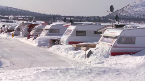 Los-Campistas-Están-Enterrados-En-Un-Parque-De-Casas-Rodantes-En-La-Nieve-Profunda-1
