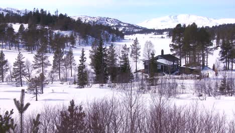 Eine-Wunderschöne-Hütte-Tief-In-Einer-Verschneiten-Wildnis