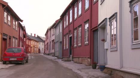 Wooden-buildings-line-the-streets-of-the-old-historic-mining-town-of-Roros-in-Norway