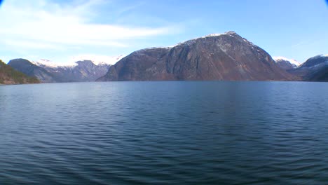 Ein-Blick-Von-Einem-Schiff-Aus,-Das-Die-Norwegischen-Fjorde-überquert