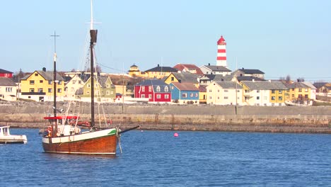 Gründungsaufnahme-Eines-Kleinen-Malerischen-Fischerdorfes-Mit-Leuchtturm-An-Der-Küste-Norwegens-1