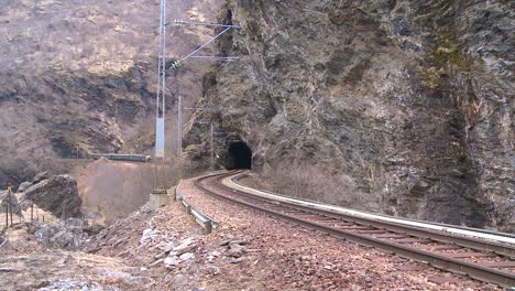 Un-Tren-De-Pasajeros-Viaja-A-Través-De-Un-Túnel-En-Noruega.