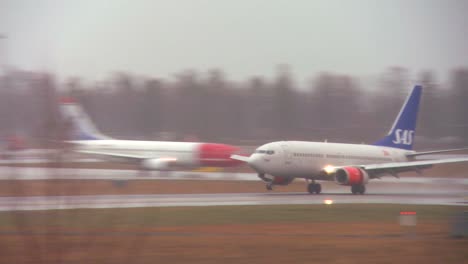 A-SAS-plane-comes-in-for-a-landing-at-an-airport-on-a-rainy-day