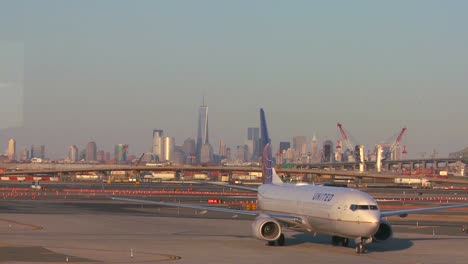 Aviones-Taxi-En-El-Aeropuerto-De-Newark-Con-El-Fondo-Del-Horizonte-De-Manhattan