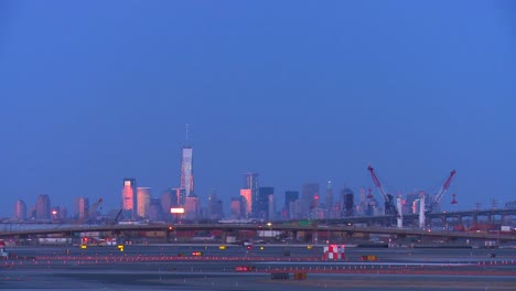 Planes-taxi-at-Newark-airport-at-dusk-with-the-Manhattan-skyline-background