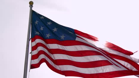 Eine-Amerikanische-Flagge-Weht-In-Zeitlupe-Mit-Der-Sonne-Im-Rücken