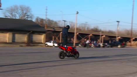 Ein-Fahrer-Führt-Erstaunliche-Stunts-Auf-Einem-Motorrad-Aus-1
