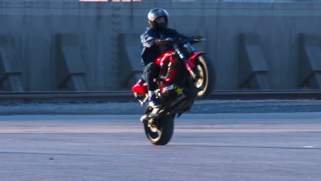 Ein-Fahrer-Führt-Erstaunliche-Stunts-Auf-Einem-Motorrad-Aus