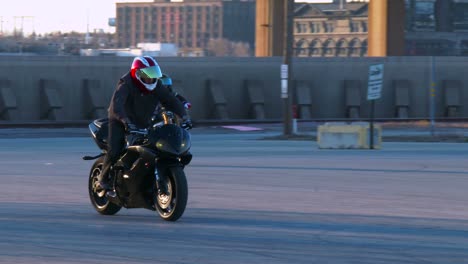 Fahrer-Führt-Erstaunliche-Stunts-Auf-Motorrädern-In-Zeitlupe-Aus