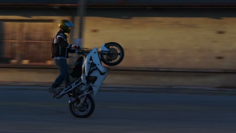 Ein-Fahrer-Führt-Erstaunliche-Stunts-Auf-Einem-Motorrad-In-Zeitlupe-Aus-3