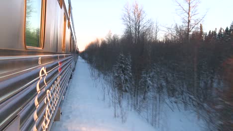 Pov-De-Un-Tren-Via-Rail-Que-Pasa-Por-El-ártico-De-Canadá-2