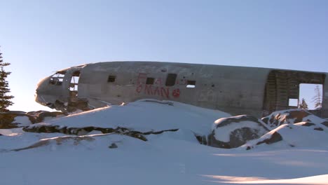 Un-Avión-Estrellado-Se-Asienta-En-Una-Ladera-Nevada-Congelada-En-El-ártico-3