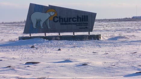 Un-Cartel-Da-La-Bienvenida-A-Los-Visitantes-De-Churchill,-Manitoba,-Canadá