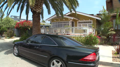 Un-Mercedes-Negro-Está-Estacionado-Frente-A-Una-Pintoresca-Casa-De-Madera-En-Florida-O-California