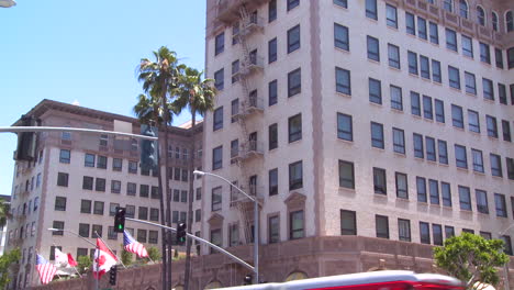 The-luxurious-Beverly-Wilshire-hotel-in-Southern-California-with-traffic-in-the-foreground