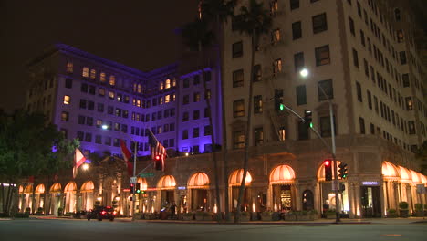 The-luxurious-Beverly-Wilshire-hotel-in-Los-Angeles-at-night