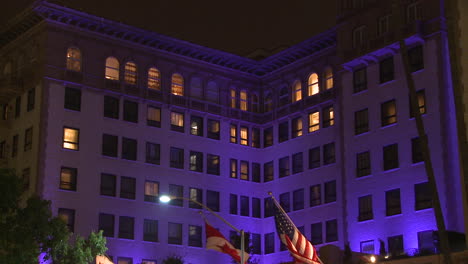 Traffic-passing-in-front-of-the-luxurious-Beverly-Wilshire-hotel-in-Los-Angeles-at-night