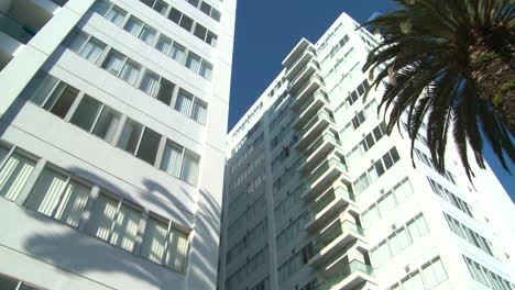 Flachwinkelpfanne-Eines-Hochhauses-In-Kalifornien-Oder-Miami-Beach