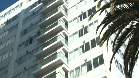 Zoomen-Sie-Langsam-In-Ein-Apartmenthochhaus-In-Kalifornien-Oder-Miami-Beach