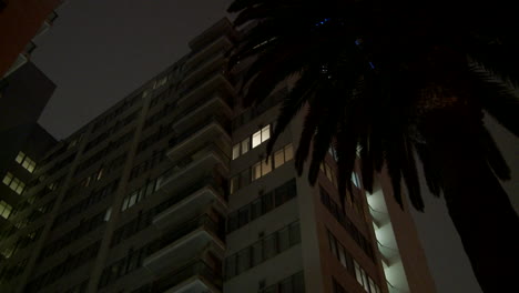 Low-Angle-View-Eines-Hochhauses-In-Kalifornien-Oder-Miami-Beach-Bei-Nacht