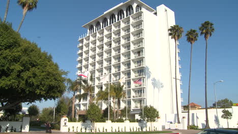 Daytime-view-of-a-Los-Angeles-apartment-or-hotel