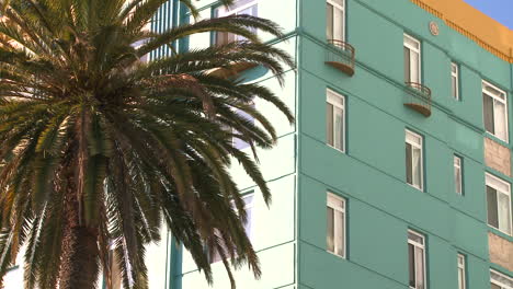 Low-Angle-Shot-Eines-Hochhauses-In-Kalifornien-Oder-Miami-Beach