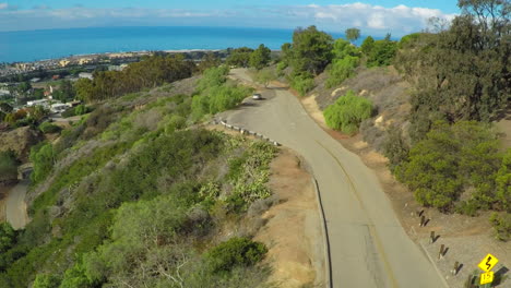 Eine-Luftaufnahme-Zeigt-Die-Kalifornische-Küstenstadt-Ventura-Mit-Kurvenreichen-Straßen-Und-Hügeln-1