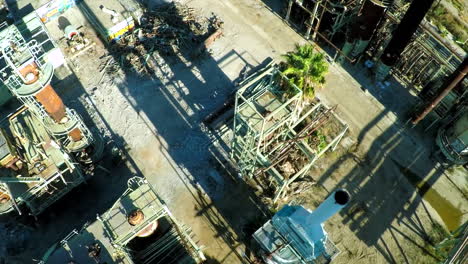 Antenne-Mit-Blick-Auf-Einen-Schornstein-über-Einer-Verlassenen-Ölraffinerie