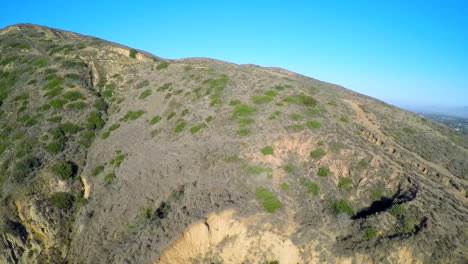 Schöne-Luftaufnahme-über-Den-Hügeln-Südkaliforniens