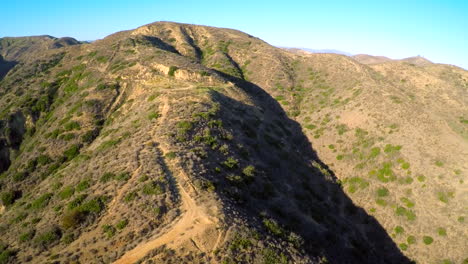 Luftaufnahme-über-Den-Hügeln-Südkaliforniens