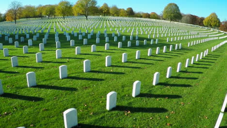 Eine-Antenne-über-Einem-Riesigen-Friedhof-Aus-Grabsteinen-Ehrt-Amerikas-Veteranen