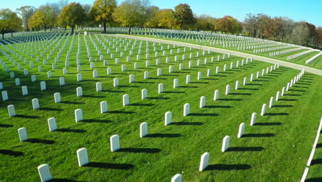 Eine-Antenne-über-Einem-Riesigen-Friedhof-Aus-Grabsteinen-Ehrt-Amerikas-Veteranen-1