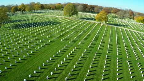 Eine-Antenne-über-Einem-Riesigen-Friedhof-Aus-Grabsteinen-Ehrt-Amerikas-Veteranen-4