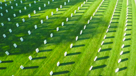 Una-Antena-Sobre-Un-Vasto-Cementerio-De-Lápidas-Honra-A-Los-Veteranos-De-América-5