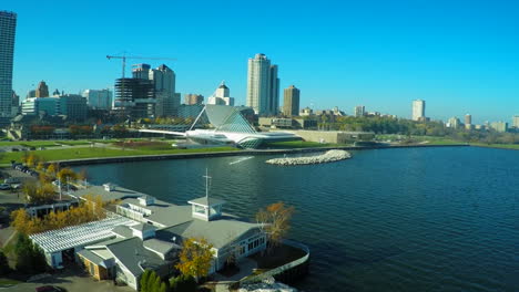 A-good-vista-aérea-shot-over-the-Milwaukee-Wisconsin-waterfront-reveals-the-art-museum-3
