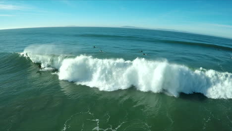 Antena-Sobre-Surfistas-Montando-Olas-En-Una-Playa-Del-Sur-De-California-2