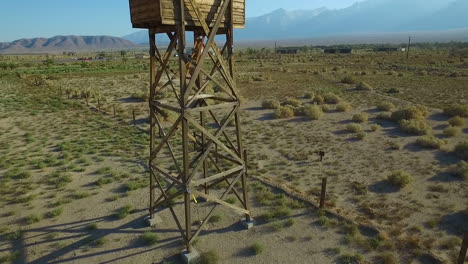 Impresionante-Antena-Ascendente-Sobre-Las-Ruinas-Del-Campamento-De-Reubicación-Japonesa-De-Manzanar-En-El-Desierto-De-Mojave-De-California