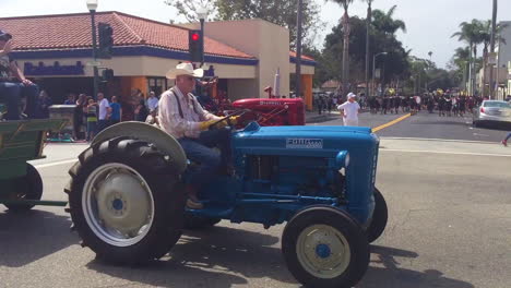 Los-Agricultores-Conducen-Sus-Tractores-Por-Una-Calle-De-La-Ciudad-Durante-Un-Desfile-Del-4-De-Julio-En-Una-Pequeña-Ciudad