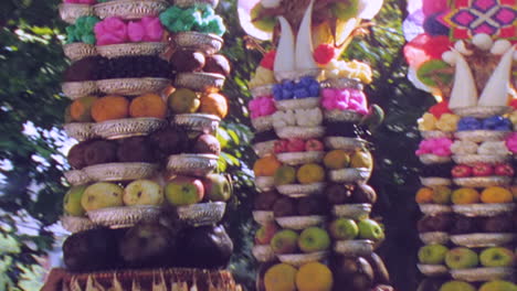 Balinesische-Frauen-Mit-Hohen-Opfergaben-Gehen-In-Der-Nähe-Eines-Tempels-In-Bali-Indonesien-Bal