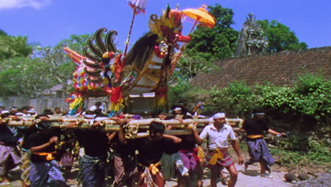 Eine-Riesige-Hinduistische-Religiöse-Prozession-Bewegt-Sich-In-Richtung-Einer-Feuerbestattungszeremonie-In-Bali-Indonesien
