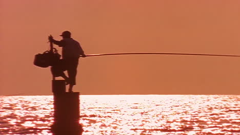 Un-Pescador-Se-Encuentra-En-Silueta-Contra-El-Mar-Mediterráneo-En-Beirut,-Líbano
