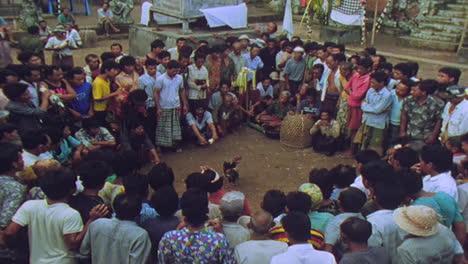 Dorfbewohner-In-Bali-Indonesien-Führen-Hahnenkämpfe-Zwischen-Hähnen