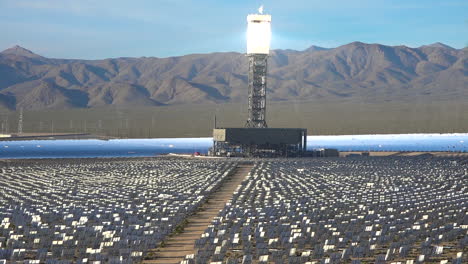 La-Enorme-Instalación-De-Energía-Solar-De-Ivanpah-En-El-Desierto-De-California-Genera-Electricidad-Para-América