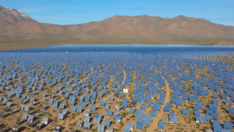 The-massive-Ivanpah-solar-power-facility-in-the-California-desert-generates-electricity-for-America-3