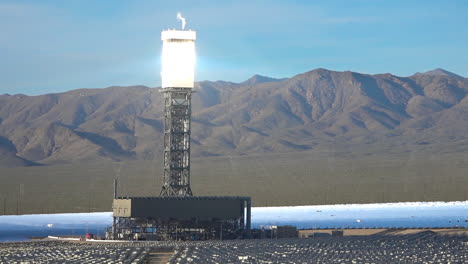 La-Enorme-Instalación-De-Energía-Solar-De-Ivanpah-En-El-Desierto-De-California-Genera-Electricidad-Para-América-4