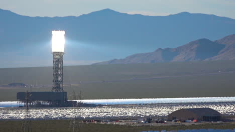 La-Enorme-Instalación-De-Energía-Solar-De-Ivanpah-En-El-Desierto-De-California-Genera-Electricidad-Para-América-6