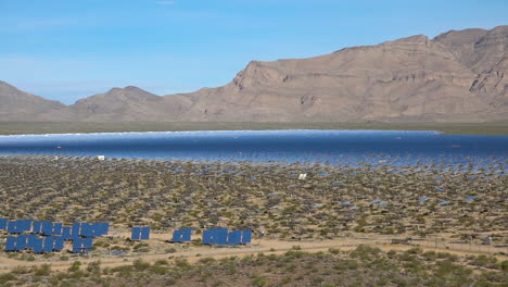 Die-Riesige-Solaranlage-Ivanpah-In-Der-Kalifornischen-Wüste-Erzeugt-Strom-Für-Amerika-8