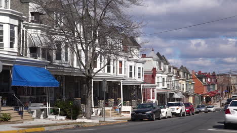 A-residential-street-in-Reading-Pennsylvania-of-rowhouses-and-homes-in-typical-Pennsylvania-style-2