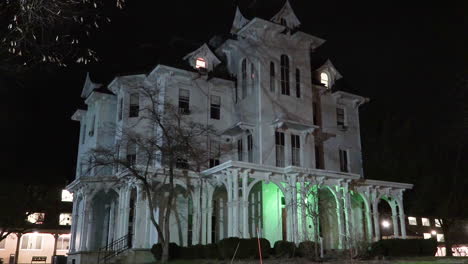 Night-scene-establishing-shot-of-an-old-Victorian-haunted-house